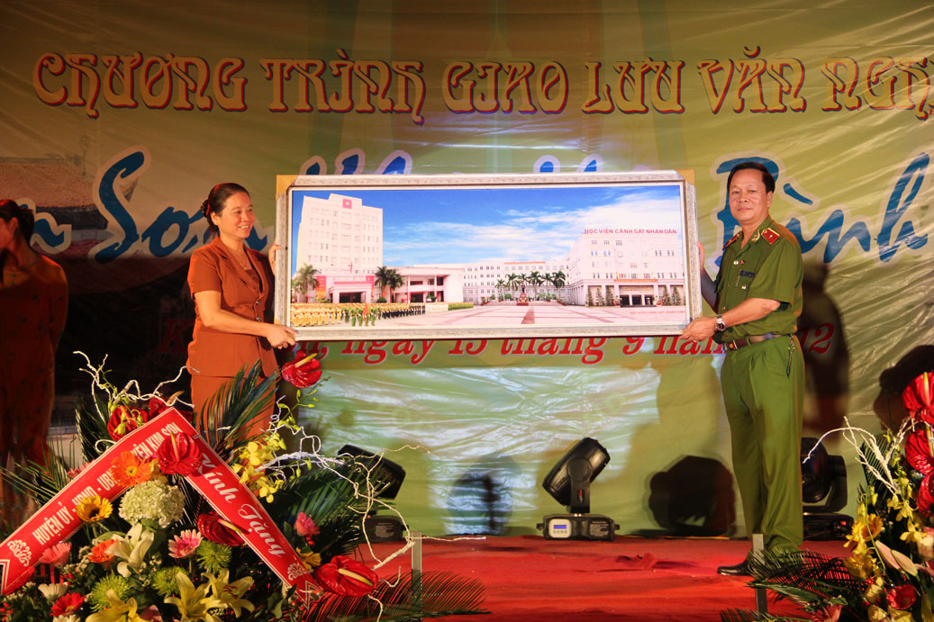 Đồng chí thiếu tướng GS.TS Nguyễn Xuân Yêm giám đốc Học viện CSND trao quà lưu niệm cho đại diện huyện Kim Sơn